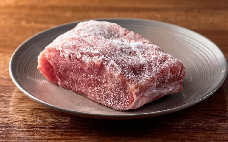 Een slager vertelt een eenvoudige huistip om vlees in vijf minuten te ontdooien: “Het bederft het vlees niet.”