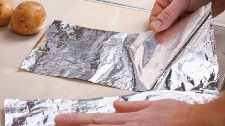 Waarom de ene kant van aluminiumfolie mat is en de andere glanzend: je gebruikt niet de juiste kant