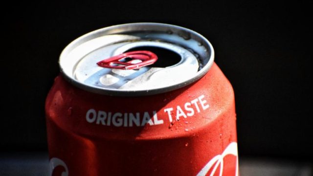 Maak het blikje frisdrank schoon met een handdoek voordat je ervan drinkt: dit is wat er gebeurt