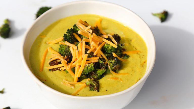 Het virale recept voor broccoli en cheddarsoep, een makkelijk te bereiden gerecht dat rijk is aan vezels en eiwitten.