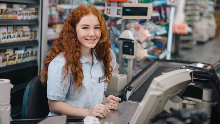 Hij betaalt 12 cent voor zijn boodschappen in plaats van 948 euro: dit is het plan dat een kassière van een supermarkt heeft bedacht.
