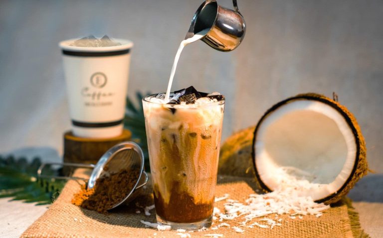 Een alternatief voor latte dat ketose bevordert. Waarom is het goed om koffie met kokosmelk te drinken?