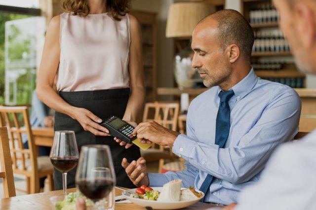 In het restaurant werd mij een toeslag aangerekend voor ‘rustige tijd’, omdat ik zou moeten betalen voor het voorrecht om bijna alleen te zijn: de uitbarsting op Reddit