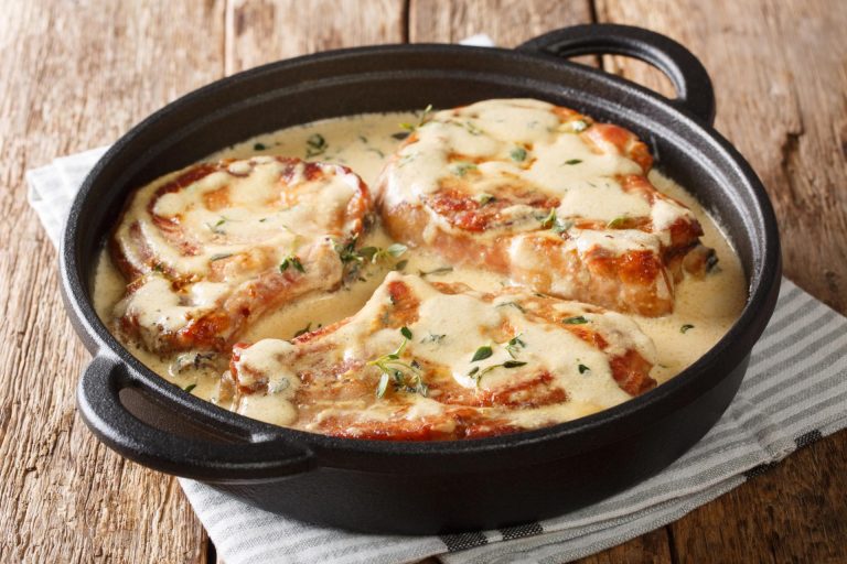 Een heerlijke zondagse lunch. Wij geven je het recept, jij kookt. Malse Varkenslende in een romige saus