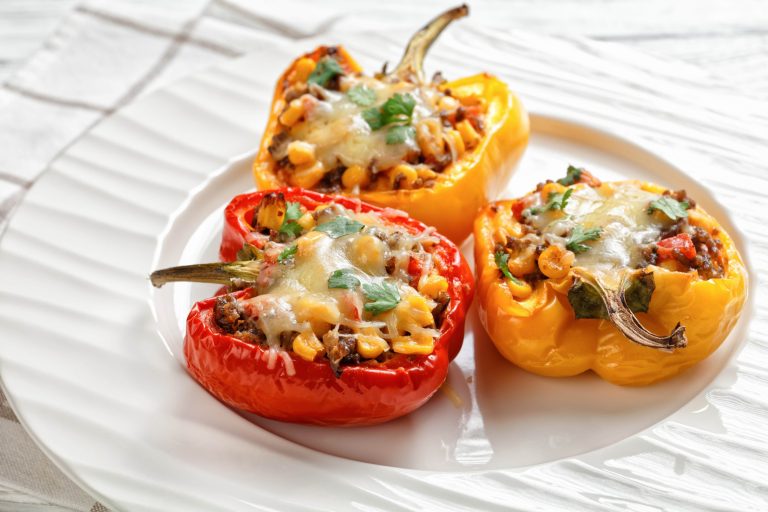 Snijd de paprika’s doormidden en vul ze met een stevige vulling. Dit ovengerecht smaakt iedereen.
