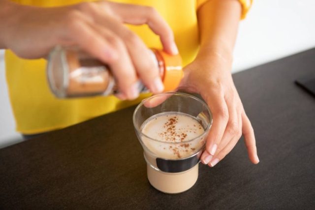Een snufje is genoeg en koffie werkt als een natuurlijke vetverbrander. Bovendien smaakt het heerlijk