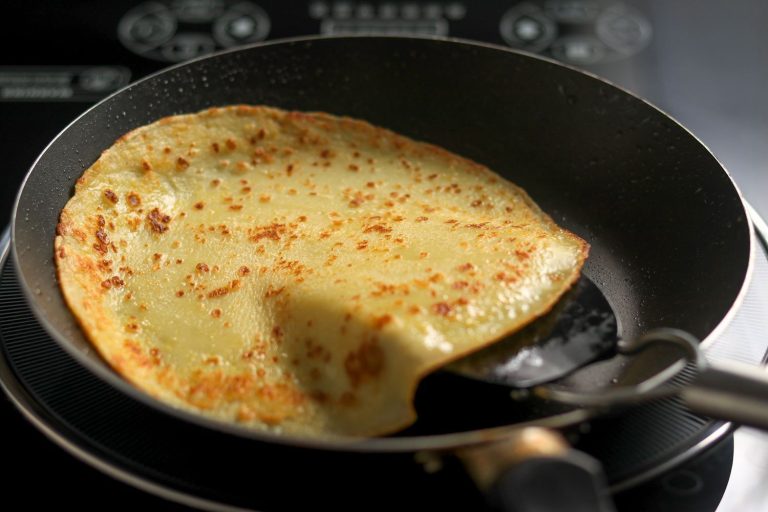 Deze pannenkoeken maak je met twee ingrediënten die je zeker in je keuken hebt staan. Ze worden elastisch en zacht