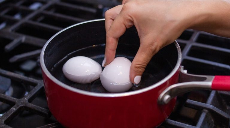 De onfeilbare truc om eieren te koken zonder ze te breken en ze gemakkelijk te pellen (en het is niet door azijn aan het water toe te voegen).