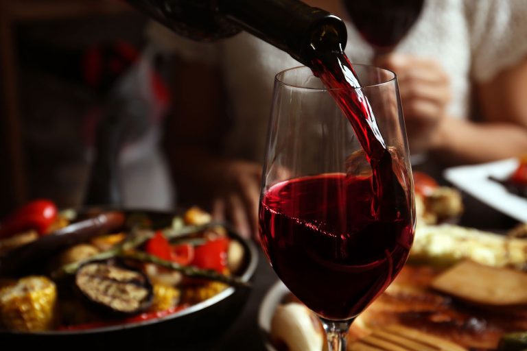 hepatoloog: “Alcohol moet niet worden geconsumeerd, maar als het wordt geconsumeerd, is het beter met voedsel”.