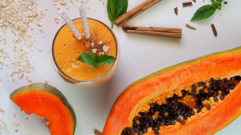 Wat zijn de helende eigenschappen van het drinken van papaya smoothie met havermout?