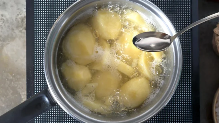 Voeg een ongebruikelijk ingrediënt toe aan het koken van aardappelen. Ze worden compact en smakelijk