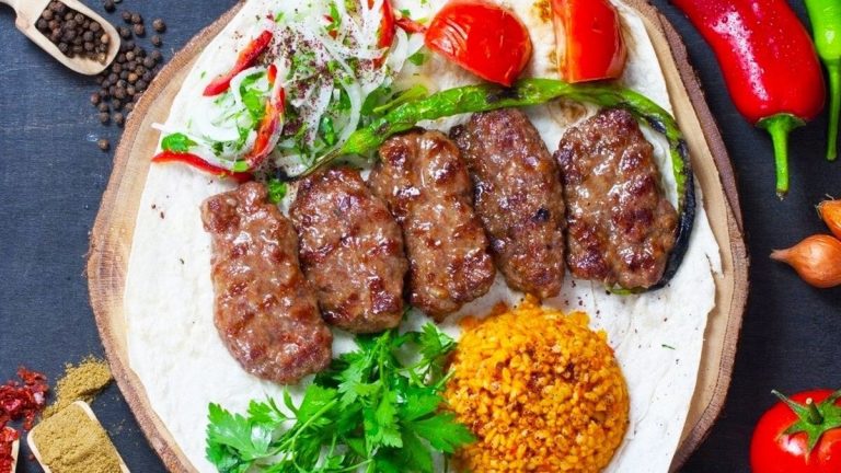 Turkse köfte: het traditionele recept voor sappige en aromatische oosterse gehaktballetjes
