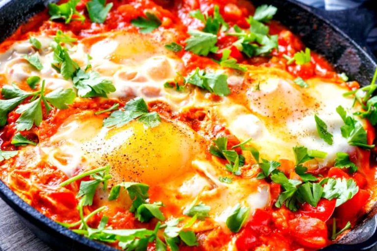 Eieren à la pizzaiola: een eenvoudig en gezond Italiaans recept als alternatief voor pasta