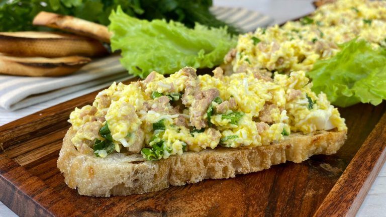 Een stevige portie eiwitten en ijzer. Na zo’n ontbijt zul je niet meer snacken en komt je brein op gang.