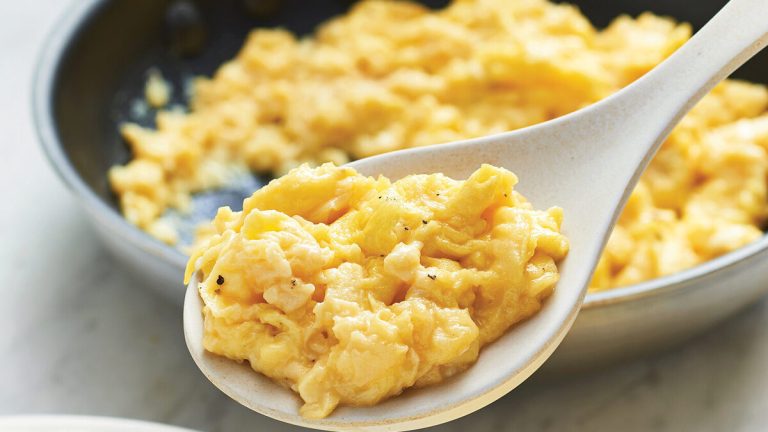 Ik giet het in de pan, breek de eieren en binnen een mum van tijd heb ik luchtige roerei. Beter dan op boter