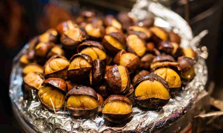 Met deze truc heb je in slechts 25 minuten geroosterde kastanjes die net zo lekker zijn als die van de straat.