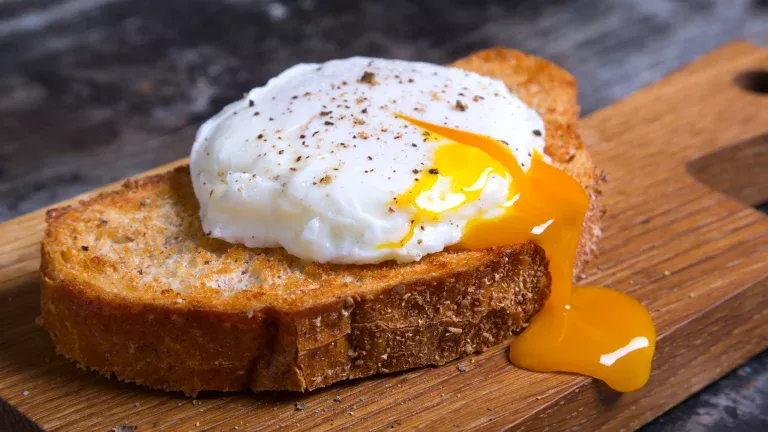 Hoe kook je een gepocheerd ei zonder azijn: 3 methoden voor perfecte resultaten