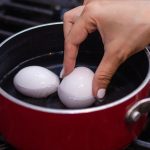 De onfeilbare truc om eieren te koken zonder ze te breken en ze gemakkelijk te pellen (en het is niet door azijn aan het water toe te voegen).
