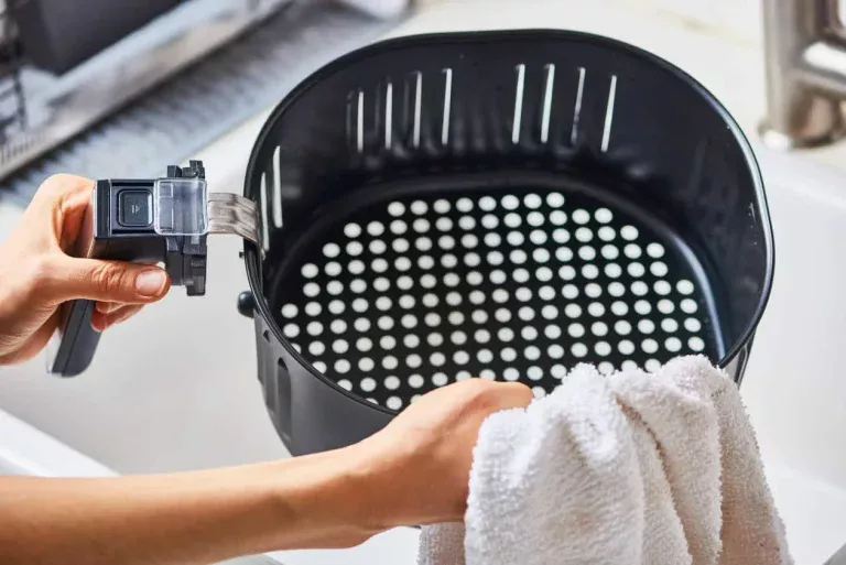 Zonder het te weken of er zeep in te doen: de eenvoudige virale truc om de airfryer altijd schoon te houden.