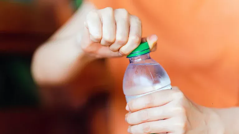 Hoe lang is het veilig om uit dezelfde waterfles te drinken? Een deskundige geeft antwoord