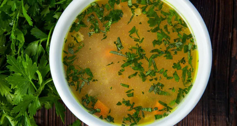 Het verbetert het gezichtsvermogen, de bloedsomloop en reinigt het lichaam. Het is een basis ingrediënt voor bouillon, maar je kunt er ook pesto en salades mee maken.