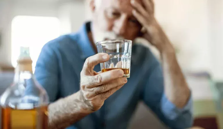 Een grootschalig onderzoek bevestigt dat deze drank het ontstaan van dementie bevordert, zelfs bij één glas per week