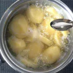 Voeg een ongebruikelijk ingrediënt toe aan het koken van aardappelen. Ze worden compact en smakelijk