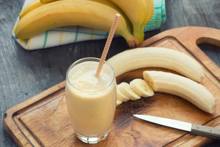 Ik drink deze heerlijke smoothie elke dag voor het slapengaan. Ik maak hem in 5 minuten met 2 stuks fruit.
