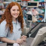Hij betaalt 12 cent voor zijn boodschappen in plaats van 948 euro: dit is het plan dat een kassière van een supermarkt heeft bedacht.