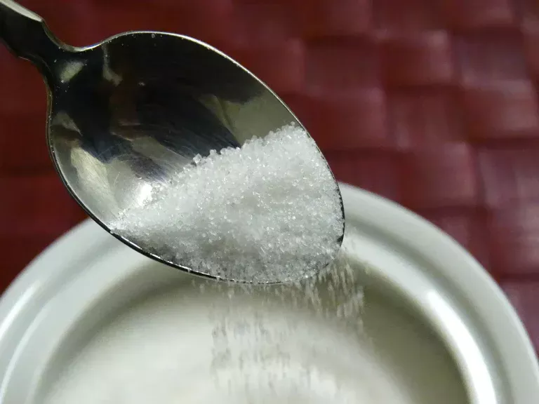 Het vernietigt de alvleesklier, beschadigt het hart- en vaatstelsel en tast het welzijn aan, eten jaarlijks 40 kg per persoon!