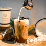 Een alternatief voor latte dat ketose bevordert. Waarom is het goed om koffie met kokosmelk te drinken?