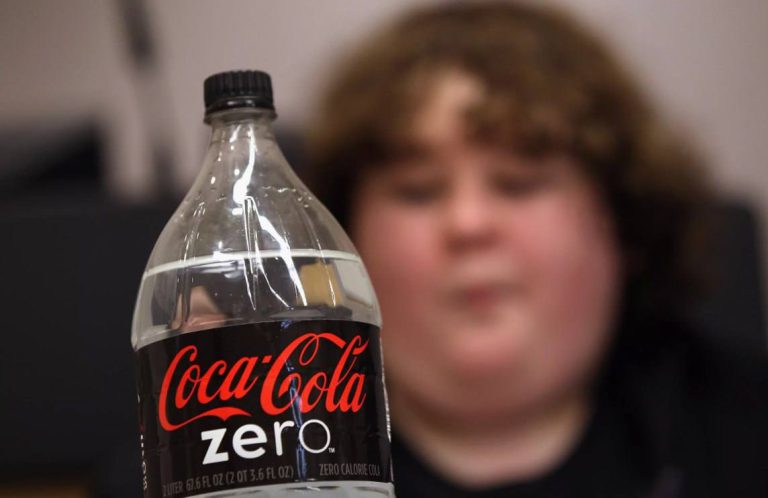 Hormoonexpert en vijand van suiker: “Alleen omdat een sinaasappel of cola frisdrank geen suiker bevat, betekent dat niet dat het goed is, je moet voorzichtig zijn”.