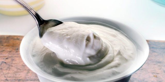 Hoe maak je thuis Griekse yoghurt met slechts 2 ingrediënten, gemakkelijk en snel
