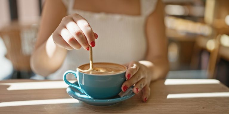 Geen kaneel, geen kardemom. Deze trendy toevoeging aan je ochtendkoffie verbetert het uiterlijk van je huid en haar en geeft je energie