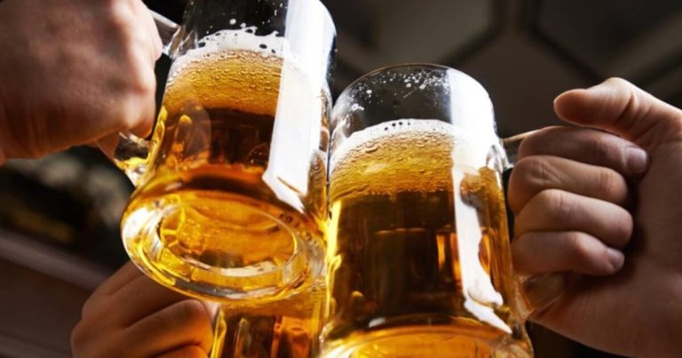 Het vernietigt de lever sneller dan wodka. Ze drinken 130 liter per persoon!