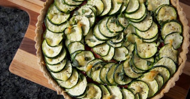 Courgette en tonijntaart: het bloemvrije, makkelijke, eiwitrijke recept voor een gezond etentje.