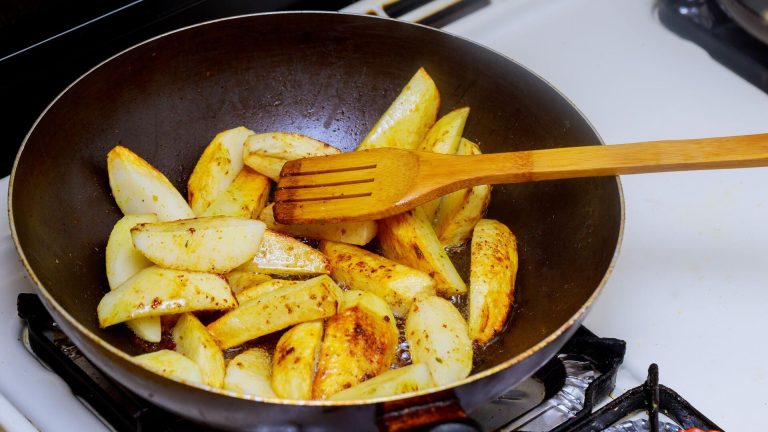 Chef-kok, bot: “De truc voor perfecte frietjes is niet de olie, maar het roeren aan het begin”.