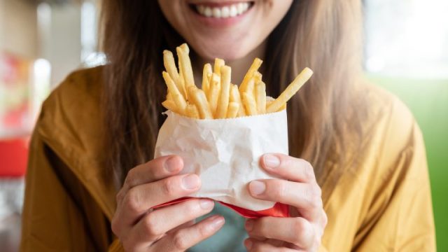 Sportman en voedingsdeskundige: “Friet is veel minder schadelijk als je het combineert met ketchup of tomatensaus”.