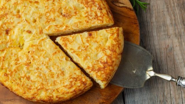 Michelin-kok, categorisch: “Om een aardappelomelet romig te maken, moet de aardappel het ei absorberen”.