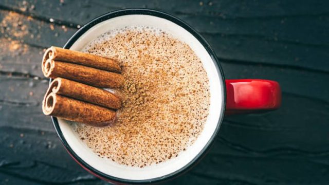 Waarom kaneel aan koffie toevoegen? Een arts legt de voordelen uit