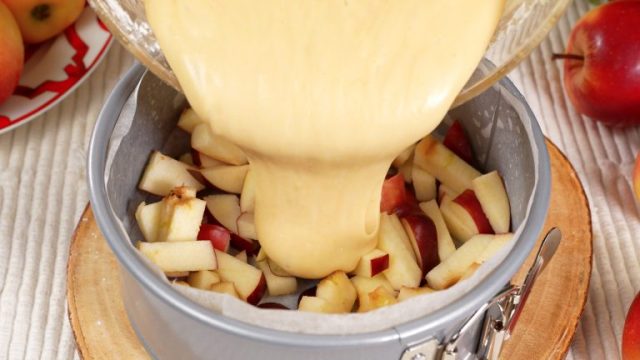 Ik giet de pudding over de appels. Een snelle, heerlijke appeltaart, perfect voor de herfstkou