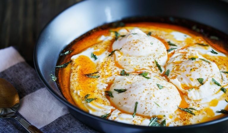 Wat eten we als ontbijt in plaats van roerei? Neem eieren, yoghurt en boter, het wordt heerlijk
