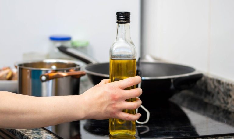 Olijfolie versus zonnebloemolie: wat is gezonder en hoe gebruik je het op de juiste manier?