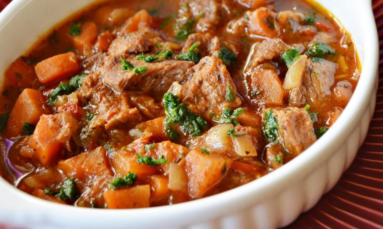 De hit van dit najaar: een eenpansgerecht met vlees en groenten of een vegetarische variant met kikkererwten – een ideaal gerecht voor twee dagen