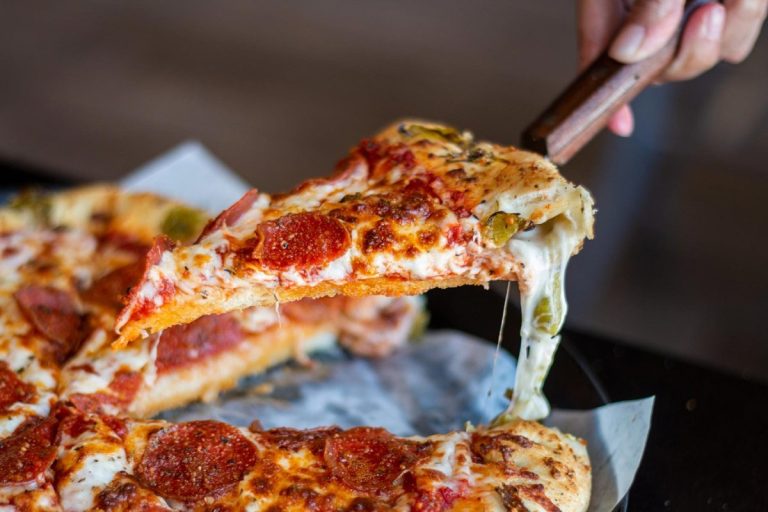 Zo passen twee pizza’s tegelijk op één bakplaat
