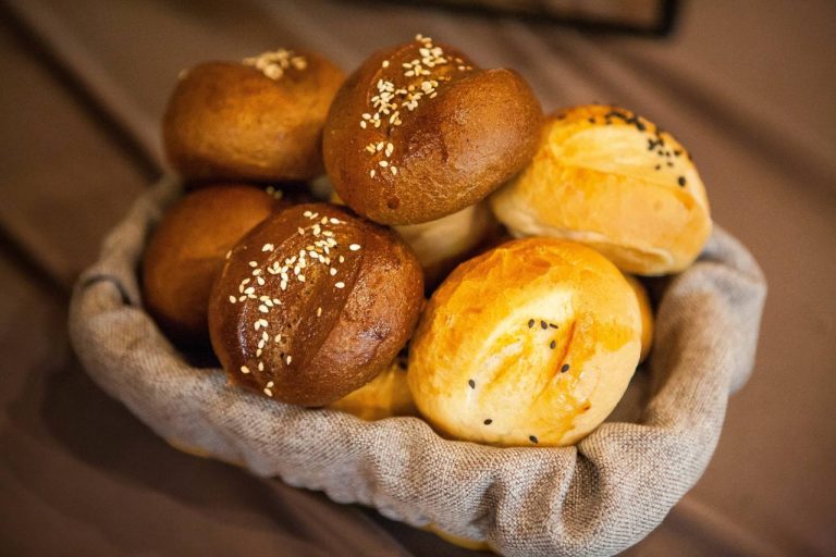 Met deze eenvoudige truc worden oude broodjes weer net zo knapperig als vers uit de bakkerij