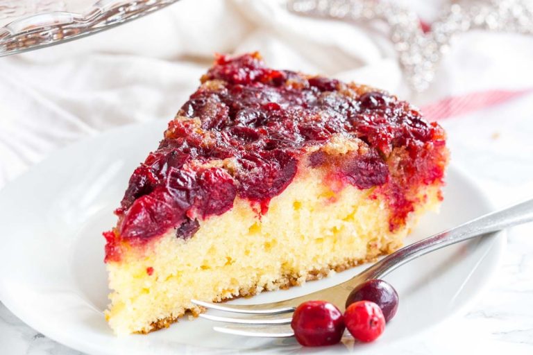 Een herfstklassieker die ook perfect is voor de feestdagen. Dit is een van de eenvoudigste recepten voor cake