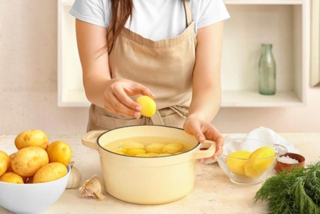 Je hebt de aardappelpuree voor niets in gewoon water gekookt: deze versie is veel lekkerder.