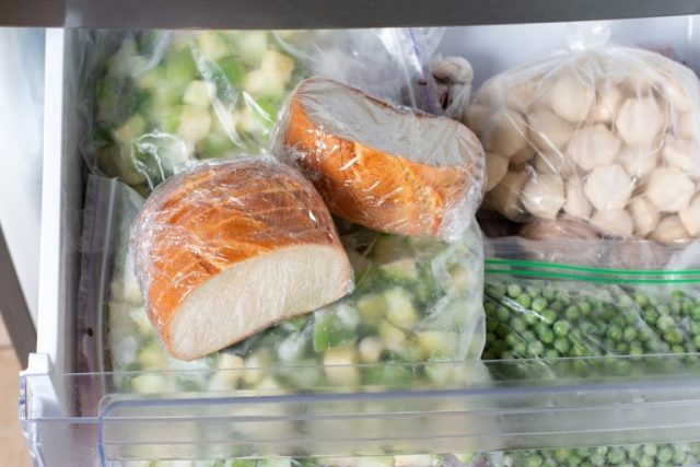 Chirurg: “Als je een stuk toast invriest en vervolgens opnieuw roostert, daalt de glycemische index met de helft.”