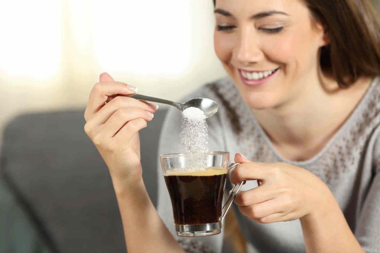 Ik voeg een theelepel toe aan mijn koffie. Hierdoor heb ik glanzend haar en een gezonde huid